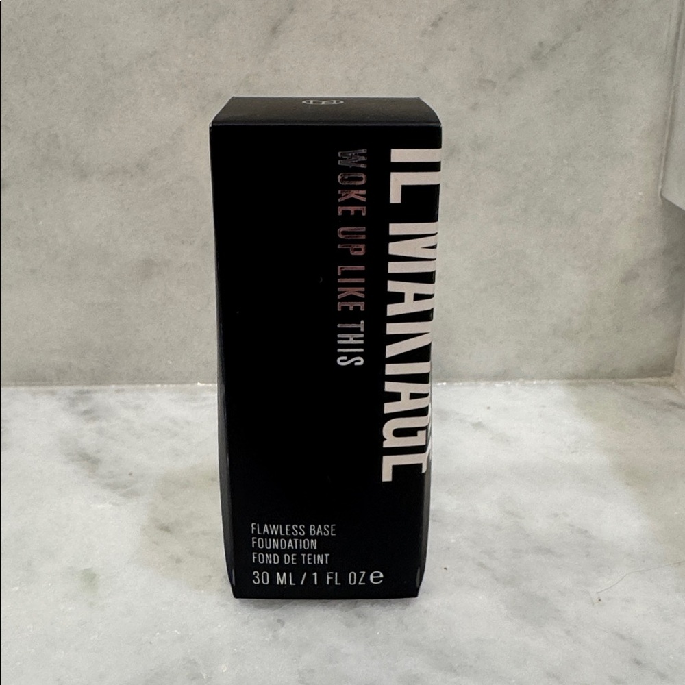 IL MAKIAGE Woke Up Like This Foundation in White and Black
